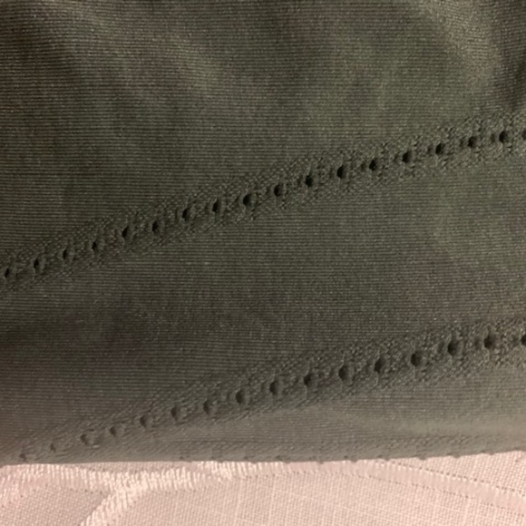 Sold - FABLETICS - High-Waisted Seamless Dot Capri - Picture 2 of 4